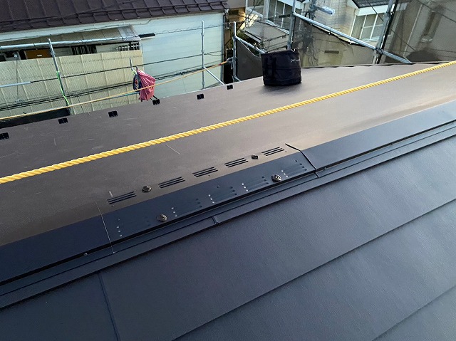 スレート屋根から横暖ルーフを使った屋根カバー工事を行いました！川口市屋根カバー工事　横暖ルーフαｓ　ニチハ　センタールーフ　スレートボロボロ　ガルバリウム鋼板　
